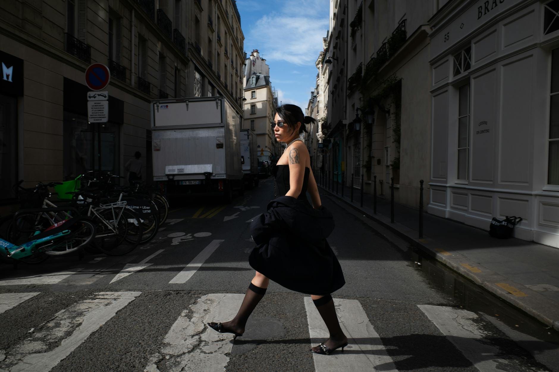 Elegancka kobieta idąca ulicą w Paryżu w codziennej stylizacji