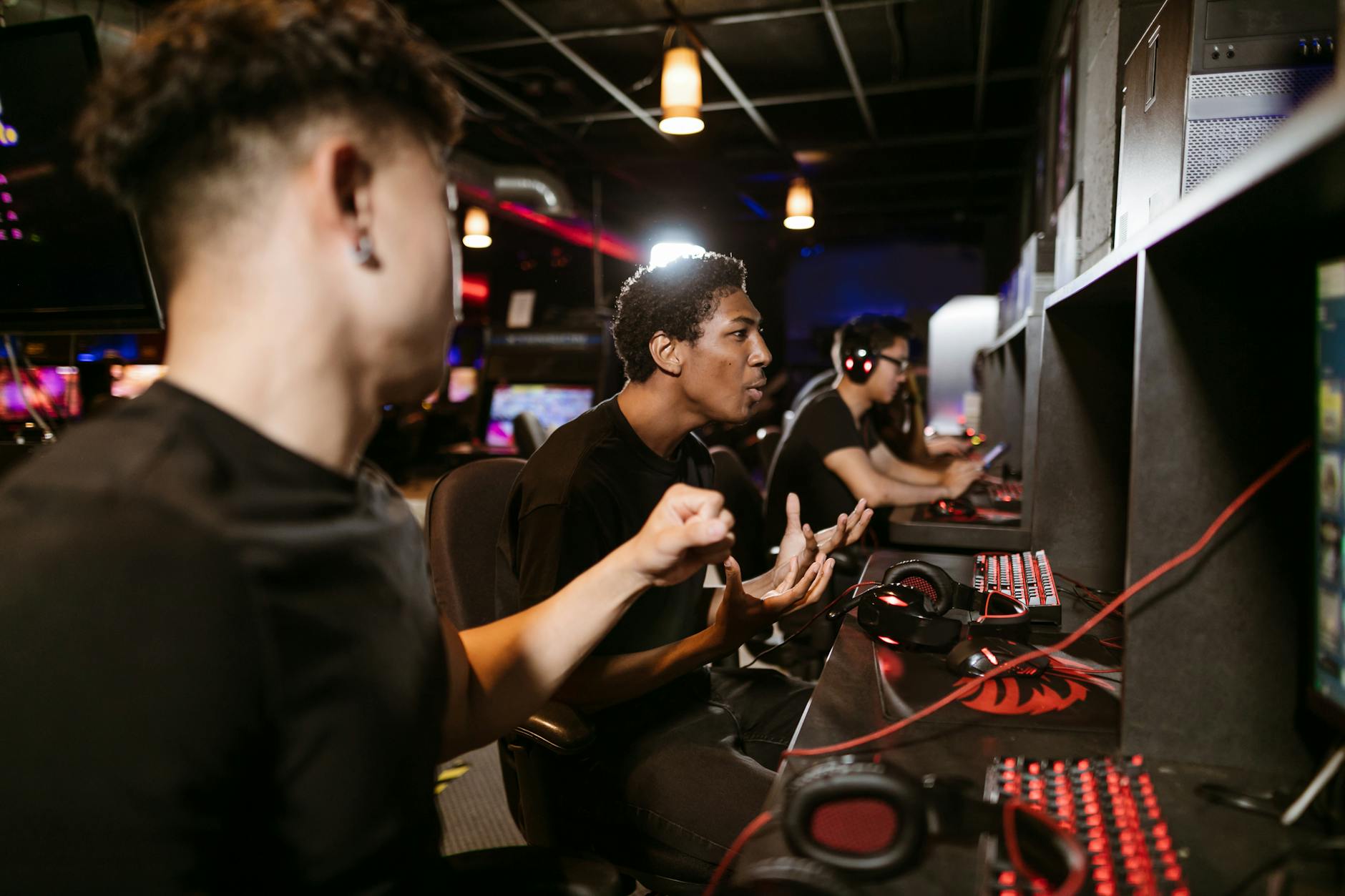 Grupa młodych mężczyzn grających razem w gry MMO na turnieju e-sportowym