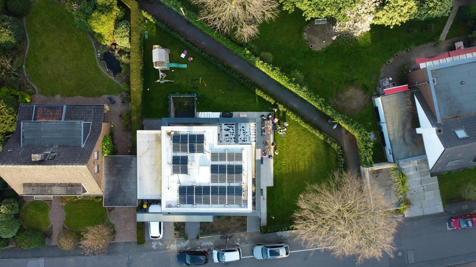 Osiedle domów jednorodzinnych z panelami słonecznymi na dachach