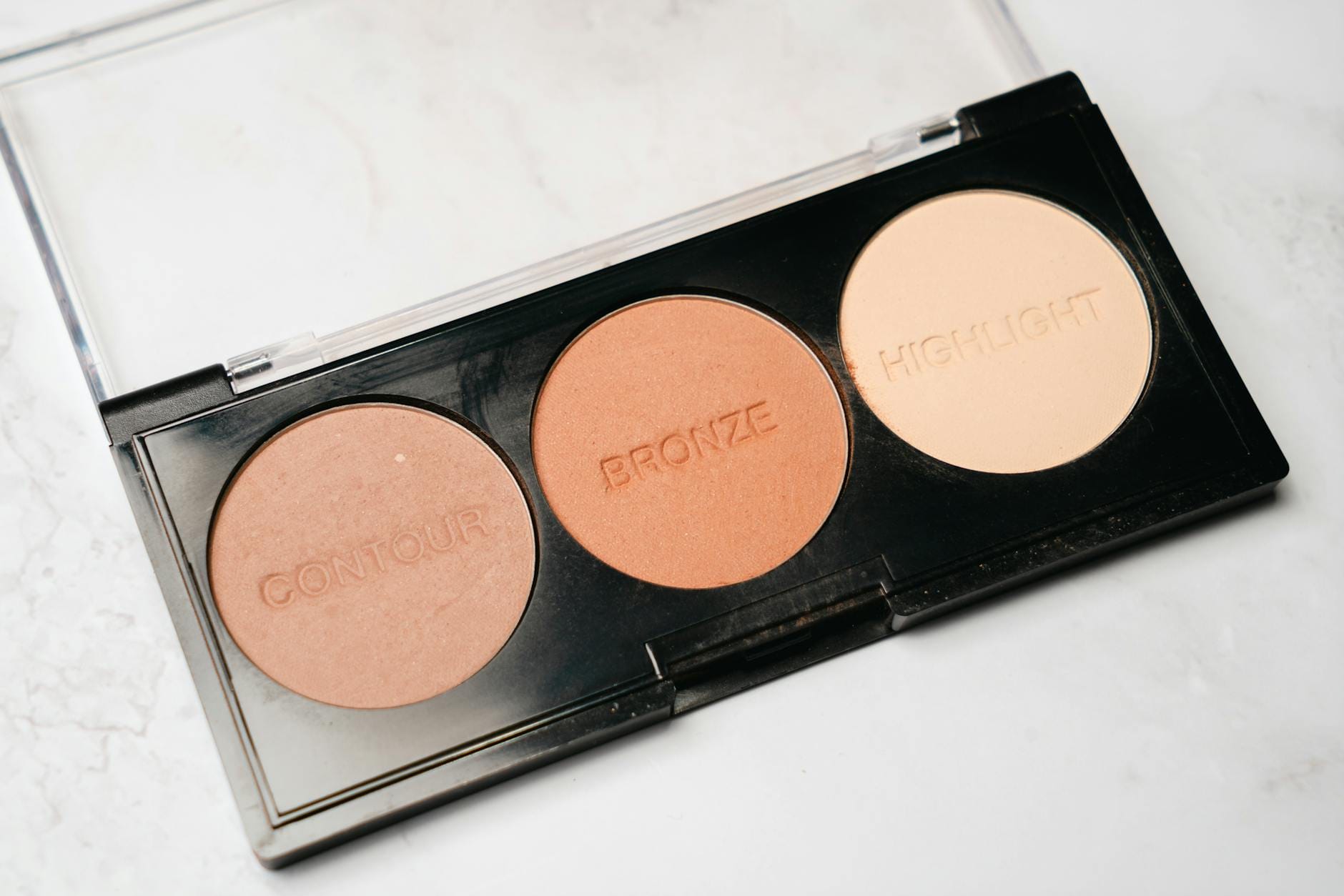 Paleta do konturowania twarzy z bronzerem, rozświetlaczem i pudrami