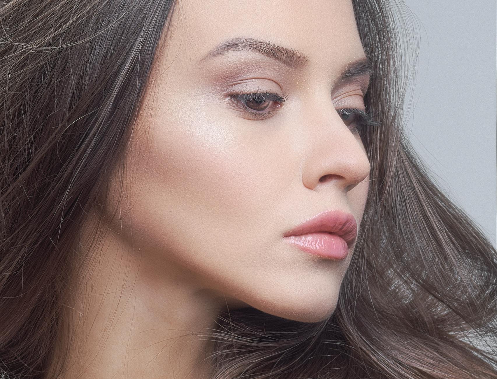 Profil kobiety z naturalnym makijażem i subtelnym, mokrym glow