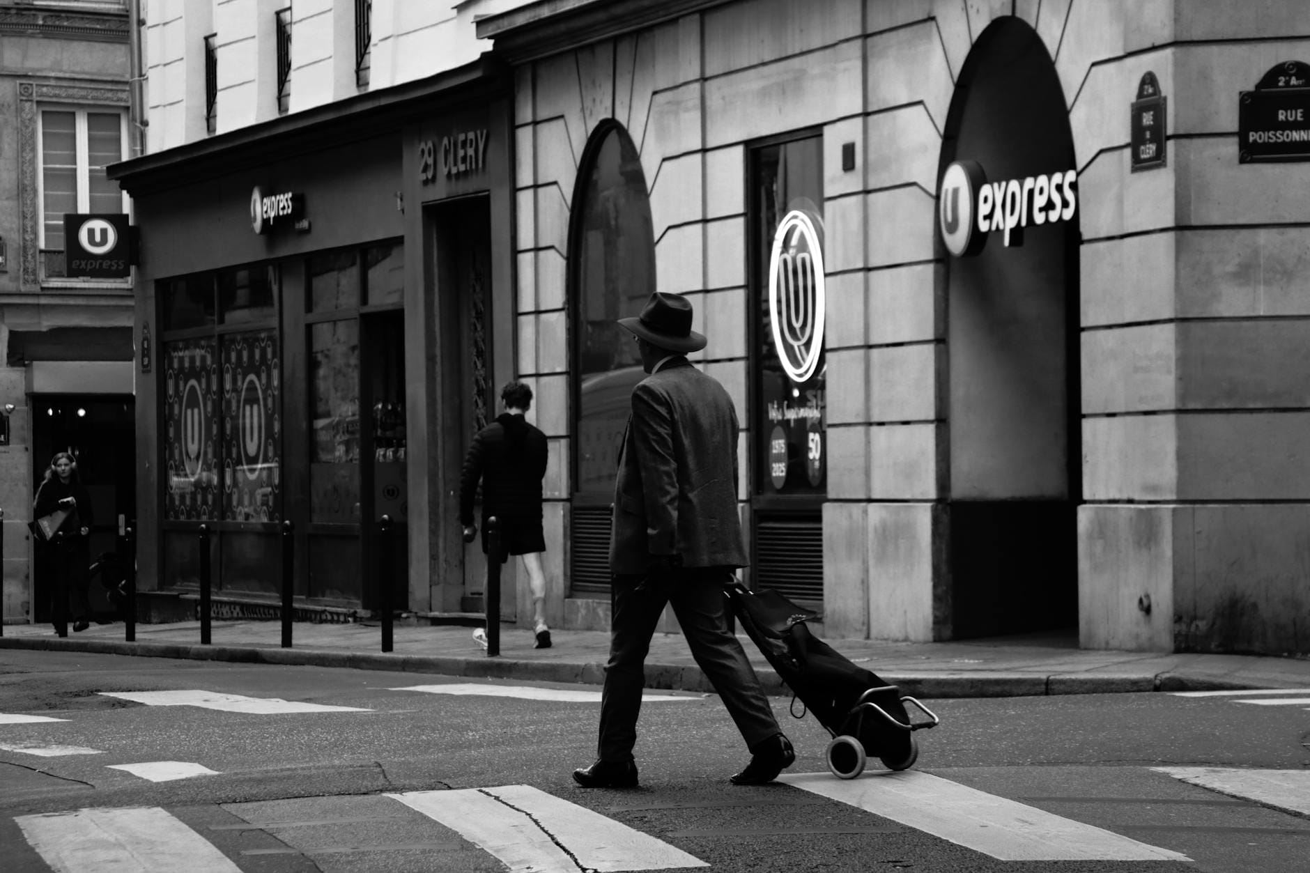 Przechodnie na przejściu dla pieszych w centrum Paryża