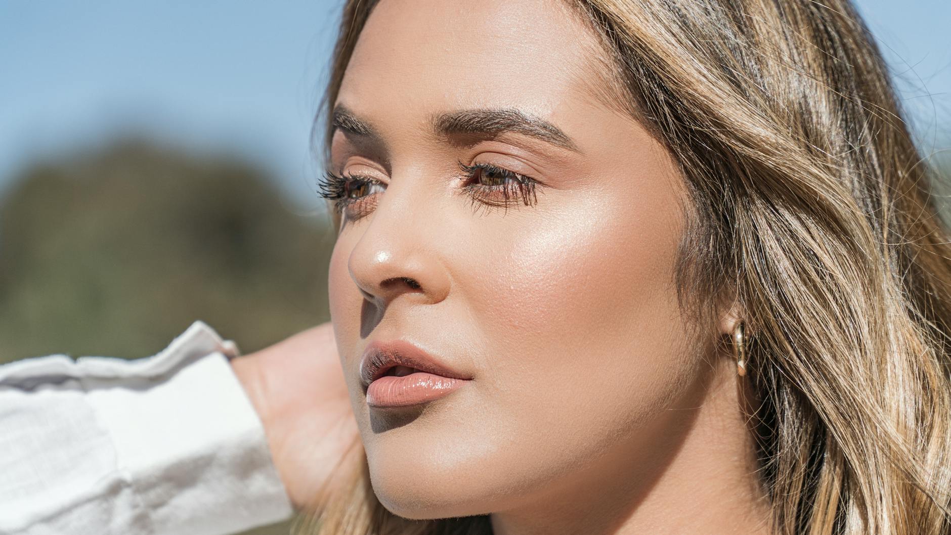 Zbliżenie blondynki z nieskazitelną cerą w naturalnym świetle outdoors