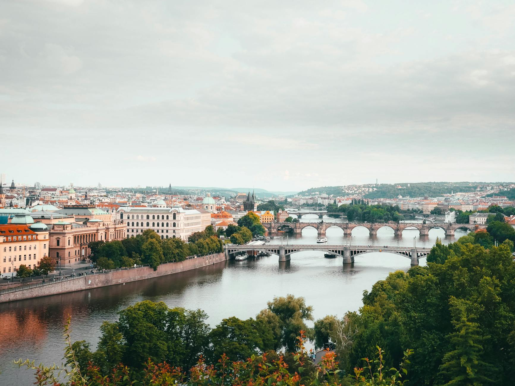 Panorama Pragi z lotu ptaka z mostami nad Wełtawą i zabytkowymi kamienicami