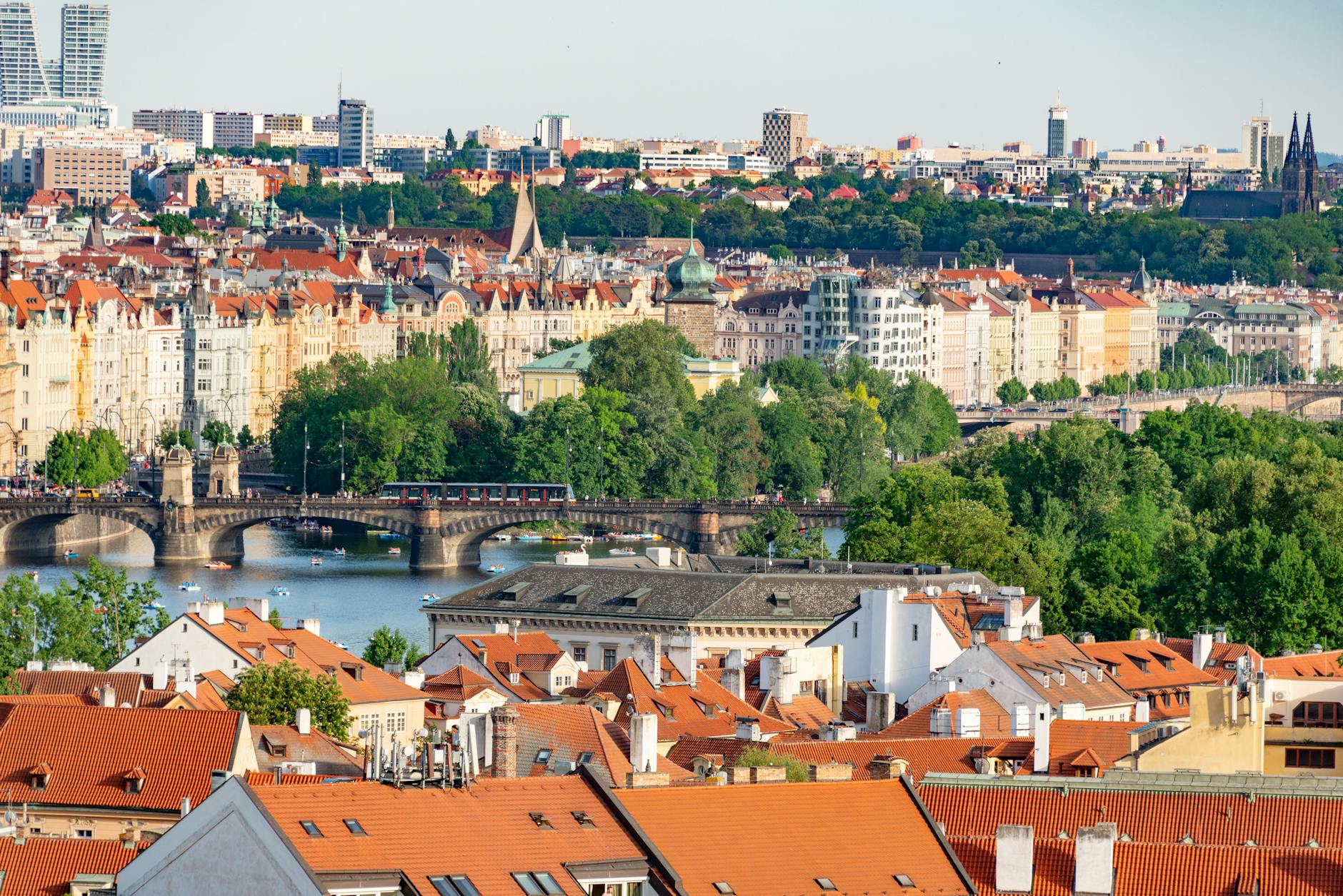 Panorama Pragi z lotu ptaka z widokiem na mosty i zabytkową zabudowę