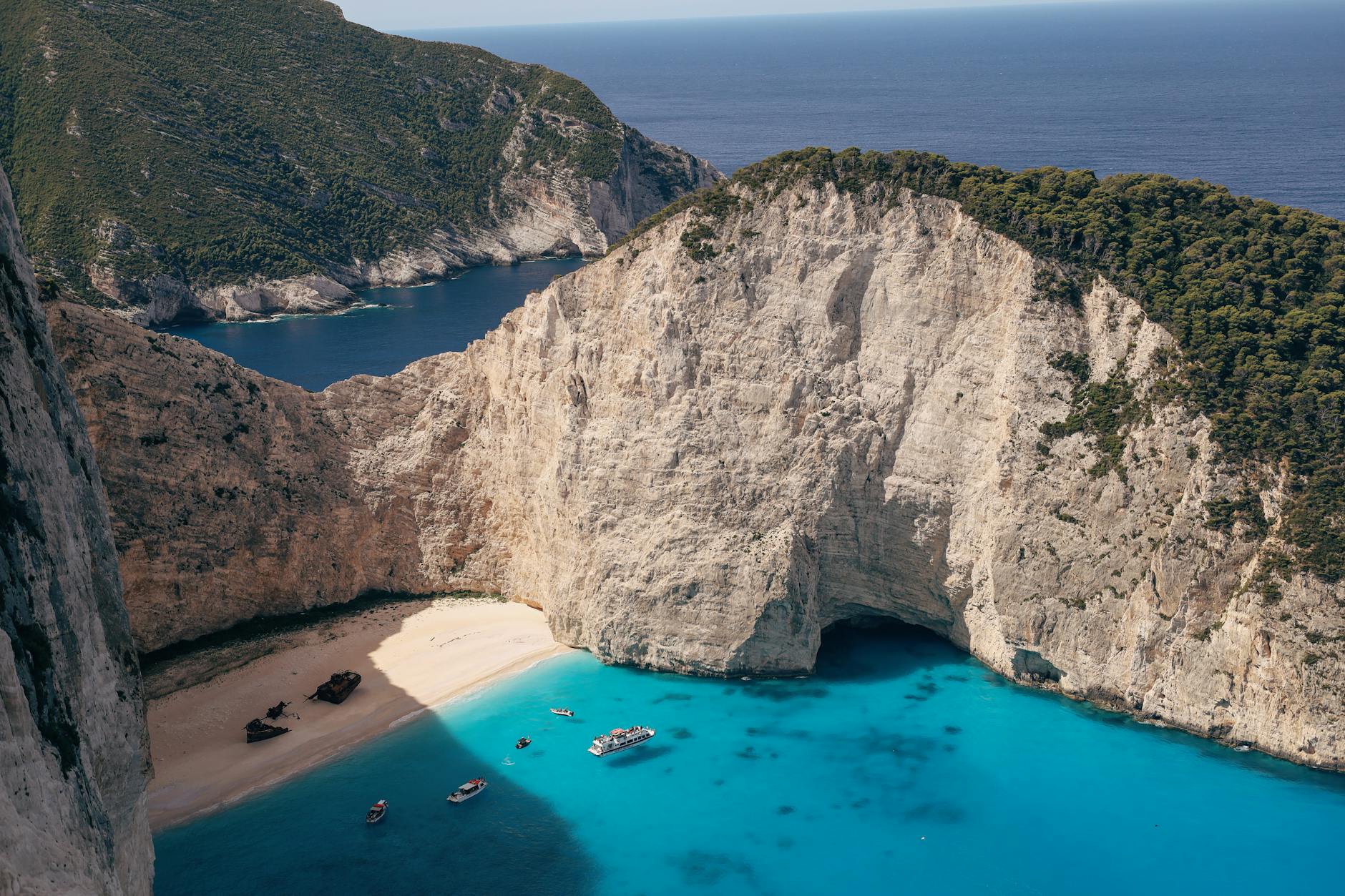 Widok z lotu ptaka na plażę Navagio i turkusowe morze na Zakynthos