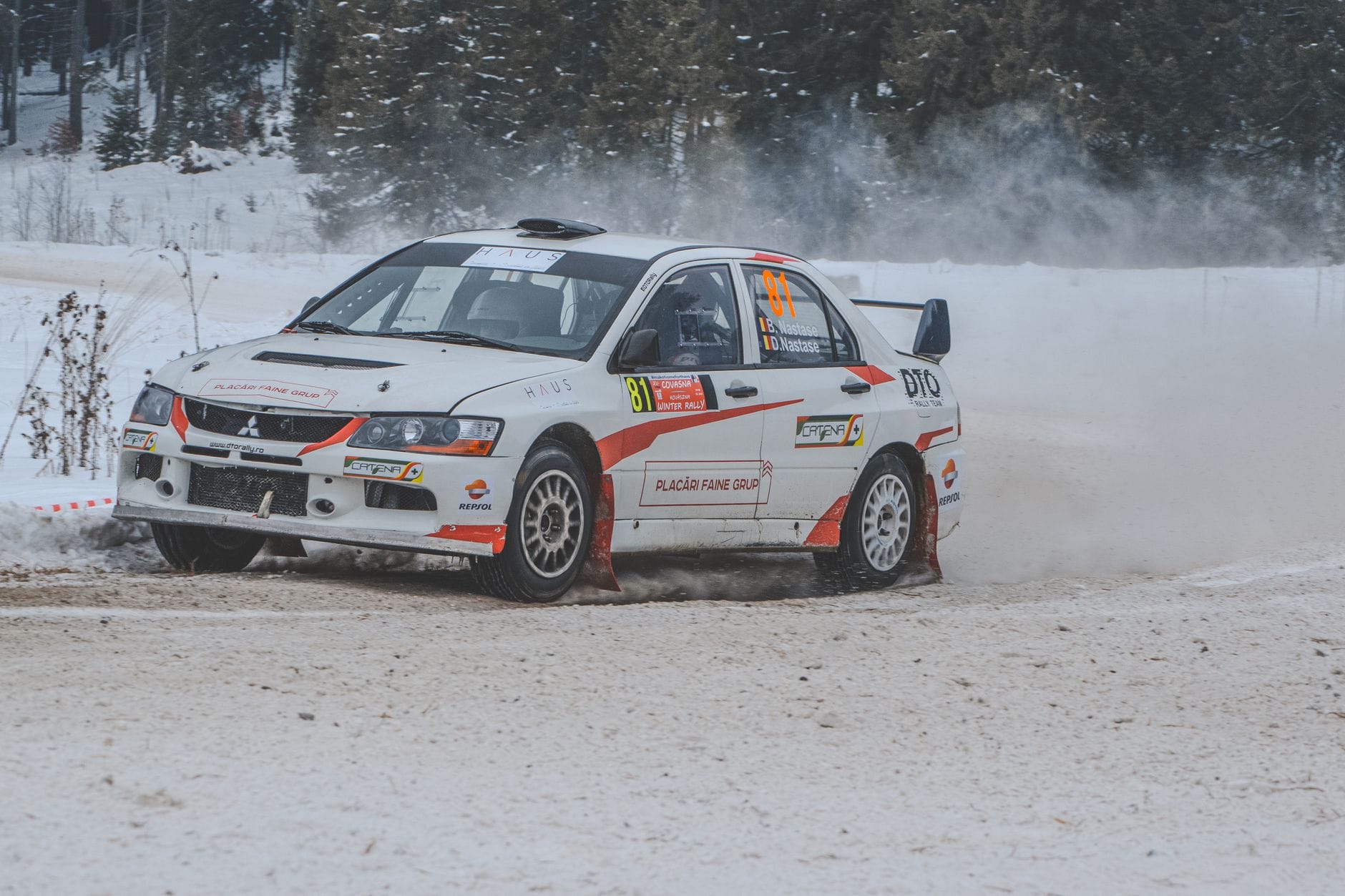 Mitsubishi rajdowe w poślizgu na ośnieżonej trasie w górach