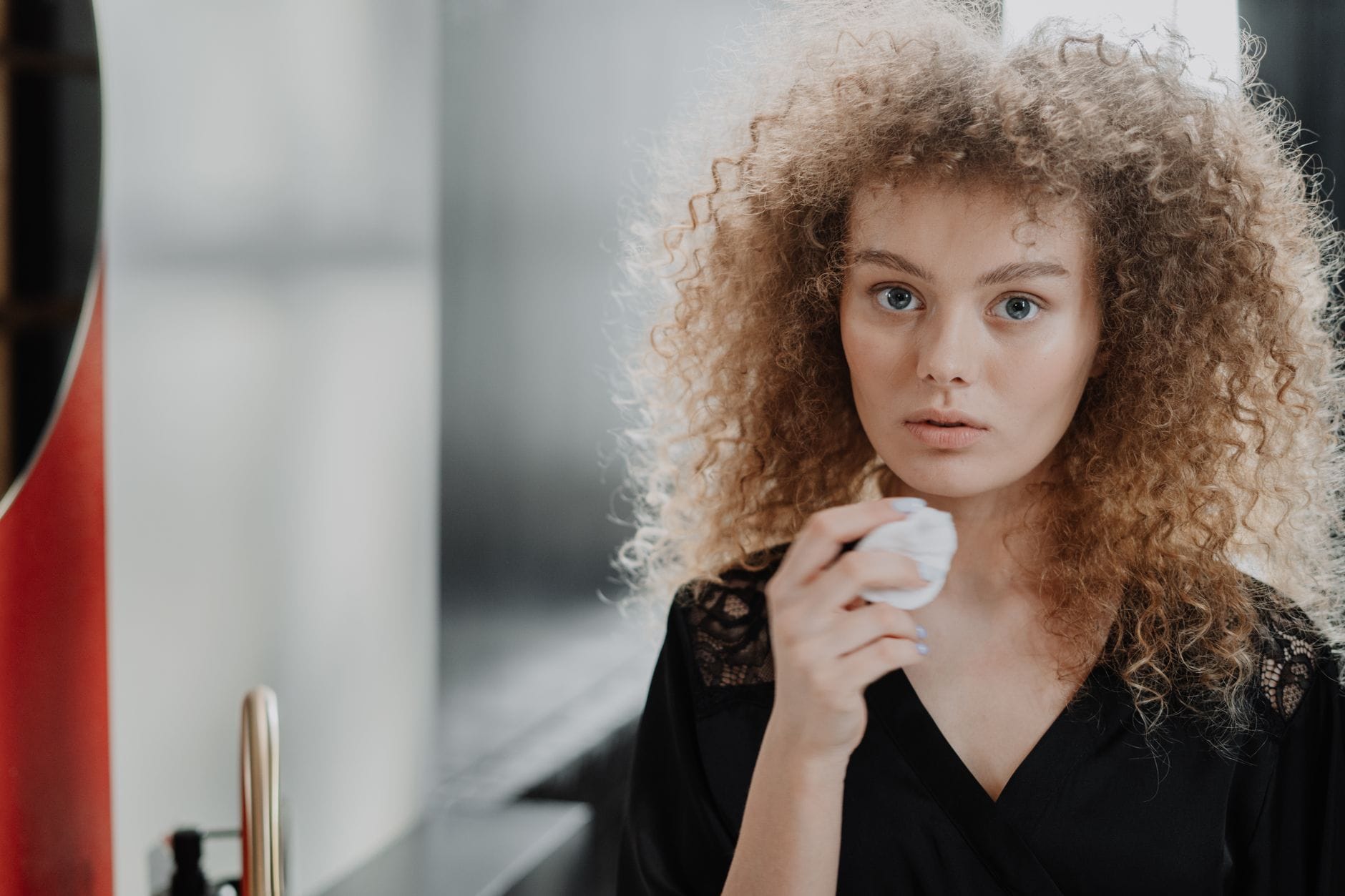 Makijaż twarzy w stylu clean girl: rozświetlona, nawilżona cera bez efektu ciężkiego make-upu