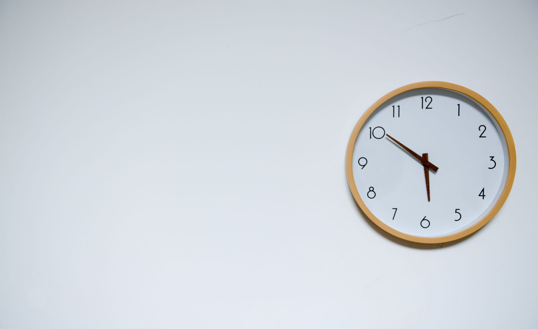Makijaż w 10 minut: lista kosmetyków, które pozwolą Ci wyglądać świeżo przez cały dzień