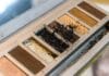 Paleta cieni do powiek w neutralnych odcieniach z widocznym pyłem